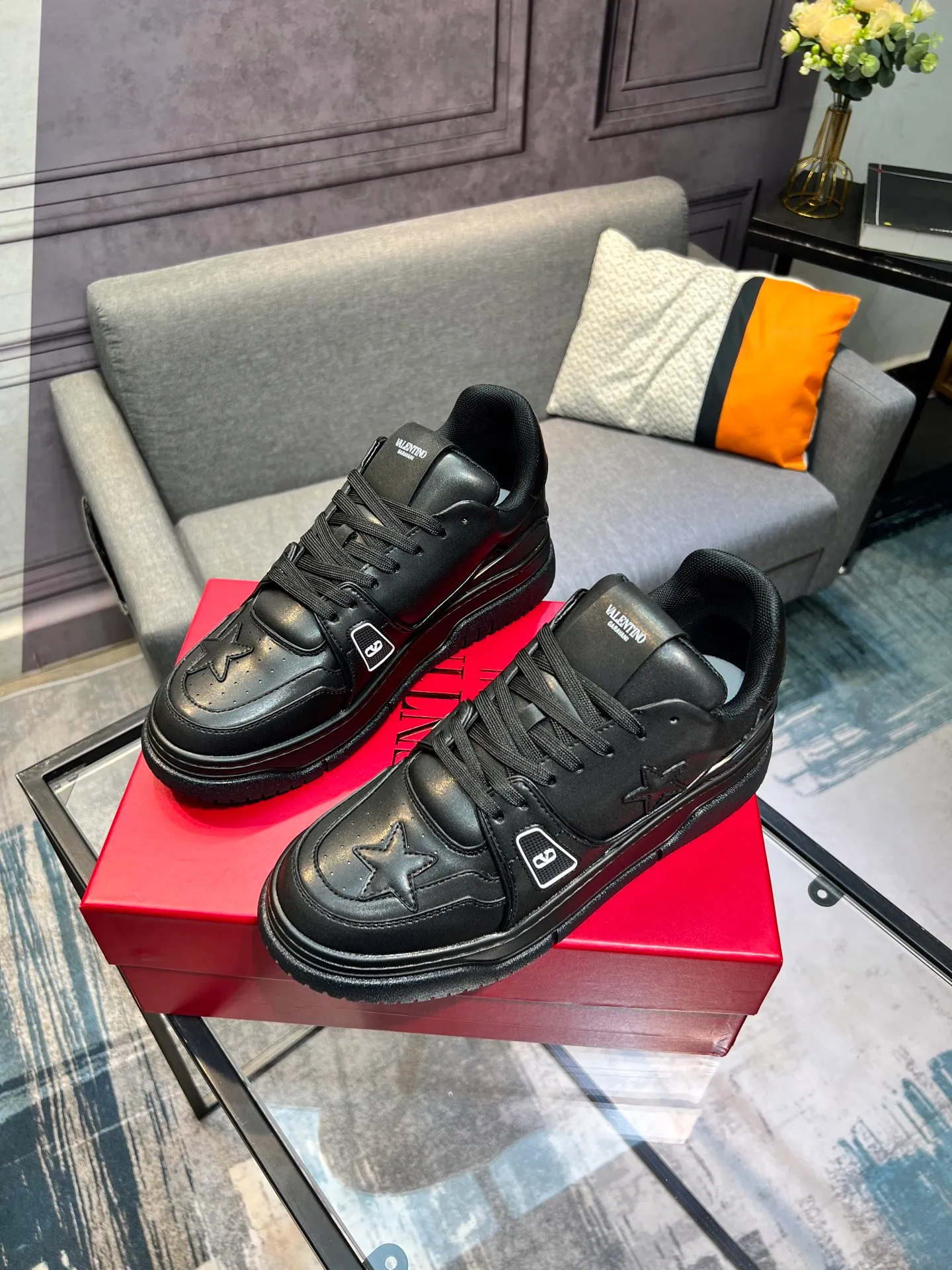 Men's Men's Shoes 💰660 Valentino 2023 early autumn new star shoes are now online! Wang Hedi and Ren Jialun have been worn by many celebrities. Who can refuse the same couple shoes as Wang Hedi! The design of Stars Stab My Heart is cool and spicy. The material of the shoes is cowhide, and every color is beautiful! Size 35-40, men’s size 39-44 (women’s 41, men’s 38, 45🉑️customized)